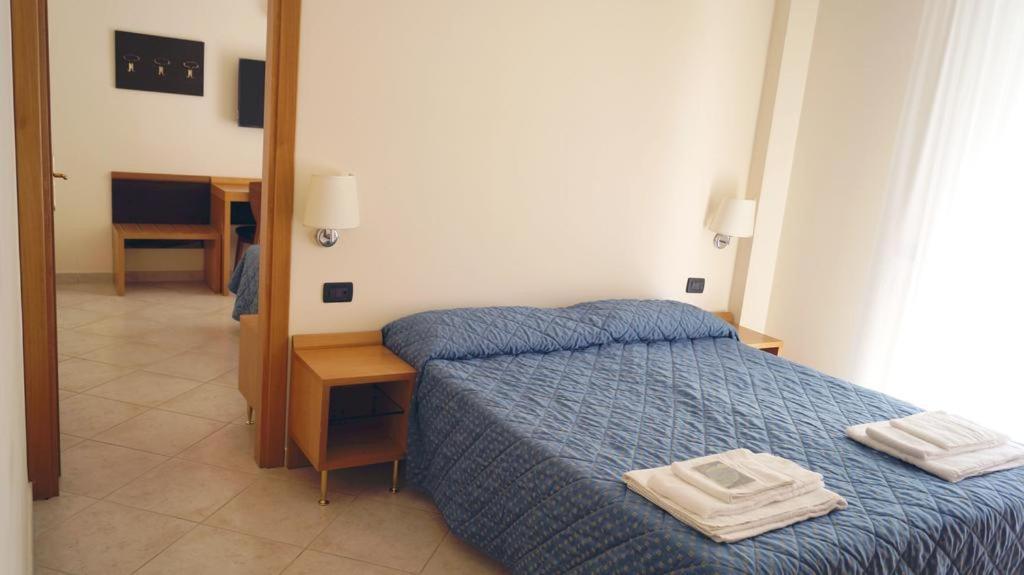 Hotel Mare Azzurro แตร์ราชินา ภายนอก รูปภาพ