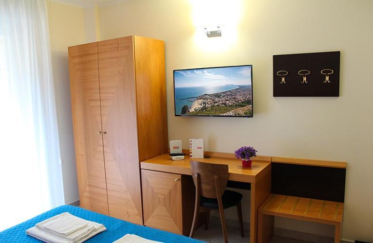 Hotel Mare Azzurro แตร์ราชินา ภายนอก รูปภาพ