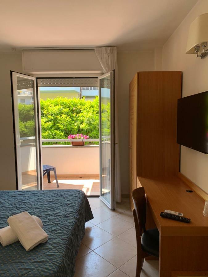 Hotel Mare Azzurro แตร์ราชินา ภายนอก รูปภาพ