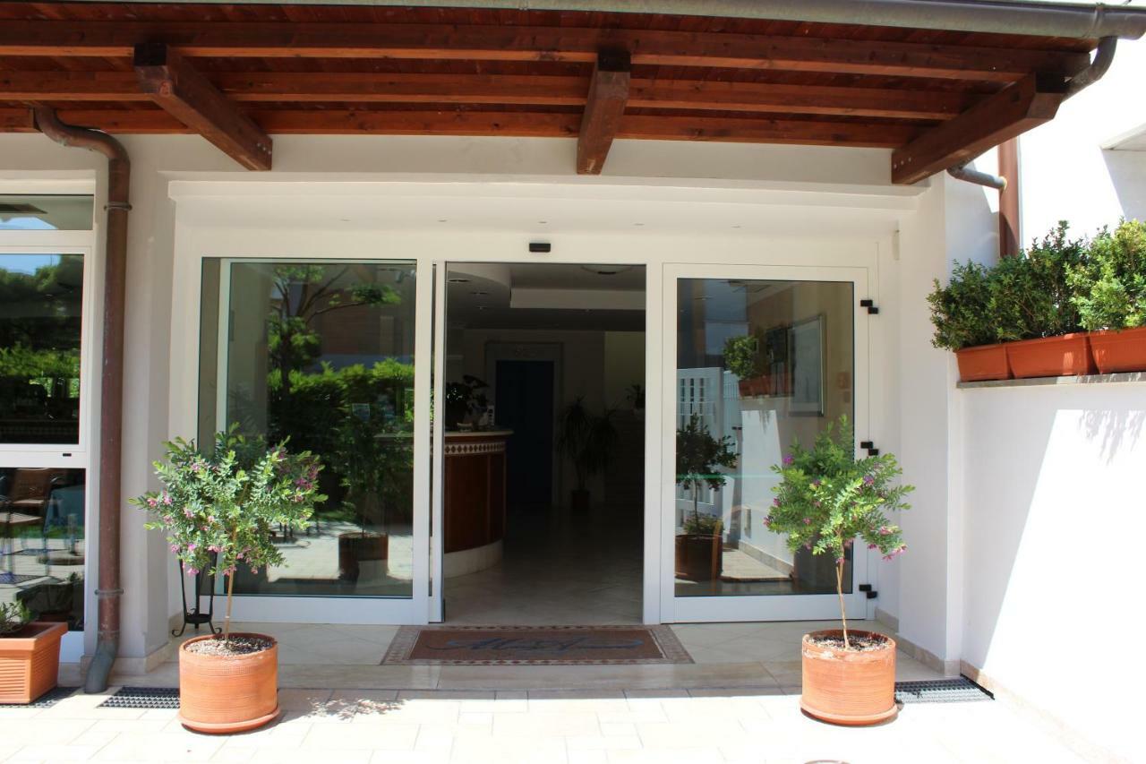 Hotel Mare Azzurro แตร์ราชินา ภายนอก รูปภาพ